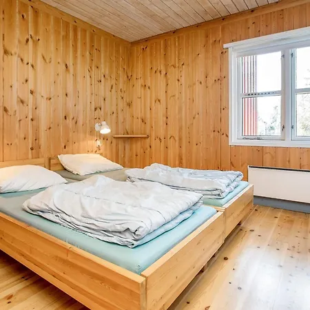 4 Person In Vaeggerlose Bøtø By